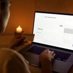 Ilustrasi seorang wanita sedang menggunakan multi channel ecommerce platform