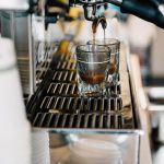 2 gelas yang digunakan untuk penampung kopi